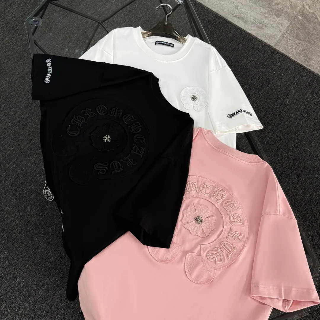 P180 Chrome Hearts Chrome Hearts 25 high version. The fabric is made of 300g high-density pure cotton. It does not deform or shrink. It has three labels. It is the same style for men and women. Technology: patch embroidery + original development hardware. Color: white, black, pink. SIZE: S-XL
